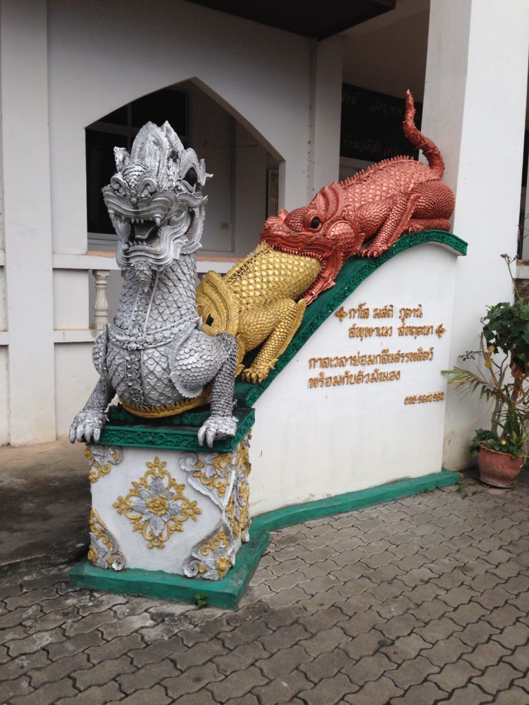 チェンマイ の寺の龍